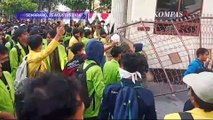 Demo Mahasiswa di Semarang Ricuh , Pagar Balai Kota Ditarik Sampai Roboh