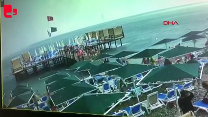 Kemer’de fırtına sahili vurdu, şezlonglar denize savruldu