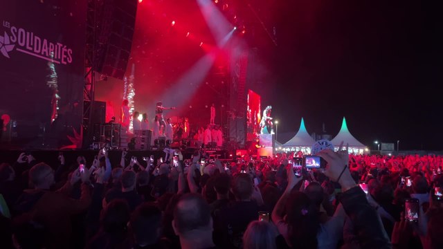 Frah saute dans le public - Shaka Ponk Solidarités 2024