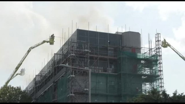 Vasto incendio a Londra, 200 vigili del fuoco per spegnere il rogo