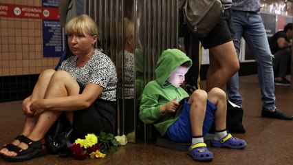 Así se refugian los ucranianos en el metro ante el ataque ruso sobre Kiev