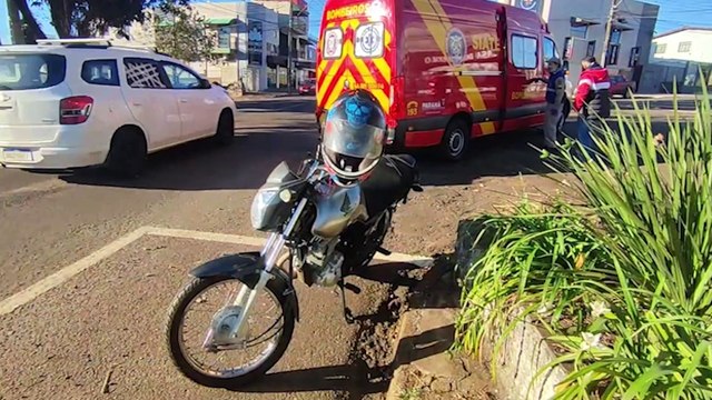 Mulher fica ferida em acidente de trânsito na Rua Jacarezinho