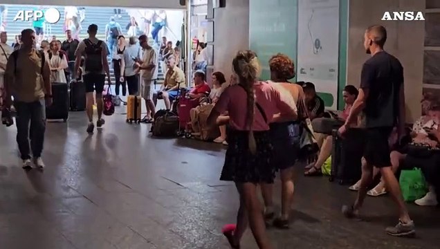 Kiev, i residenti si rifugiano nella metro durante le sirene antiaeree