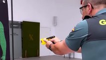 Agente de la Guardia Civil practicando con pistola táser a modo de demostración