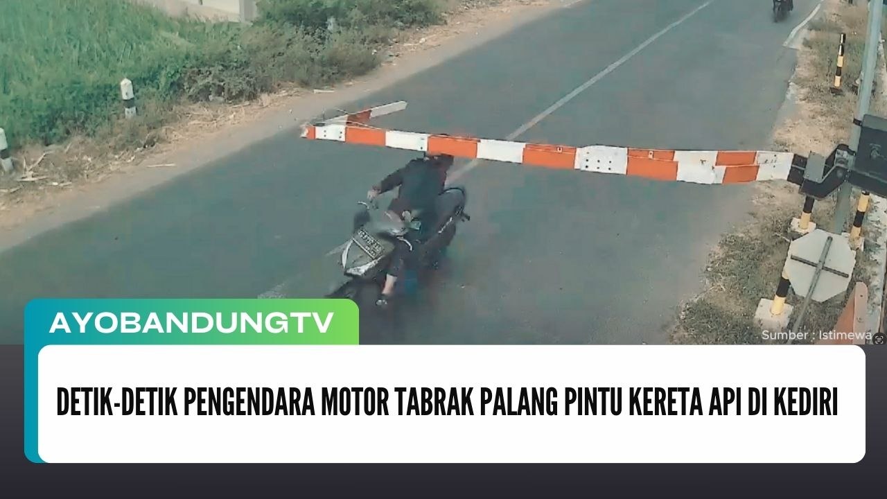 Detik-Detik Pengendara Motor Tabrak Palang Pintu Kereta Api di Kediri