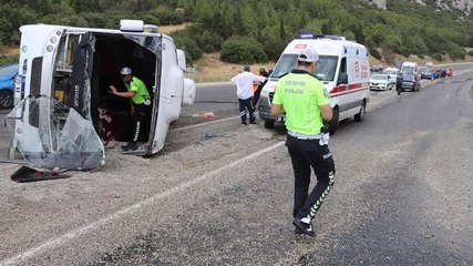 Denizli'de yolcu otobüsü devrildi: 1'i ağır 26 yaralı