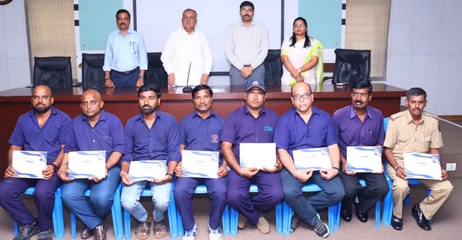 कर्मचारियों ने कंडम बस को बना दिया कैंटीन