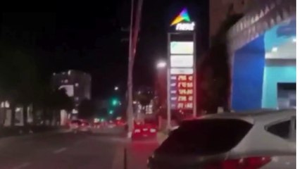 Conductor de Ferrari pierde el control y choca contra poster de luz