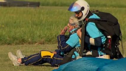 Una mujer de 102 años se convierte en la paracaidista británica de más edad