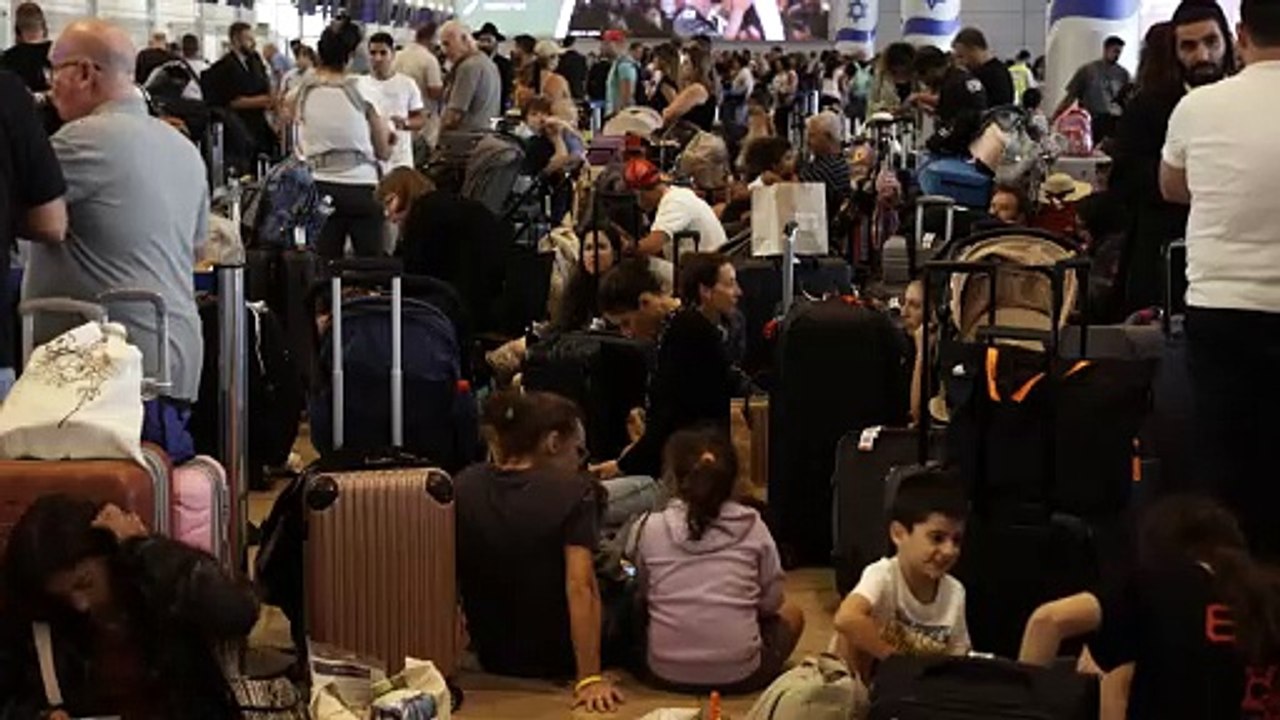 Dans des aéroports du Liban et d'Israël, vols annulés et voyageurs coincés