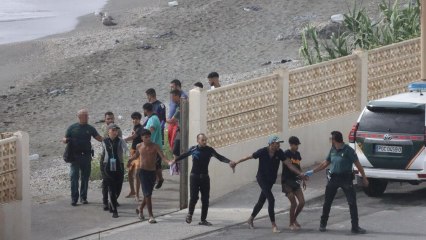 Varios migrantes cruzan a nado la frontera con Ceuta