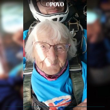 Idosa comemora de 102 anos saltando de paraquedas e quebra recorde na Grã-Bretanha: “Em forma e saudável”