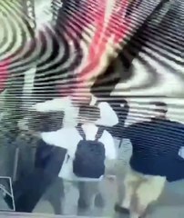 Hombre saltó para que no lo deje el tren y termina debajo de la locomotora