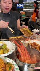 Influencer gourmet fue atacada por un camarón vivo