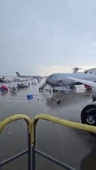 Una fuerte tormenta con vientos de más de 50 mph provocó la cancelación de parte del espectáculo aéreo Frontiers in Flight en la Base de la Fuerza Aérea McConnell en Wichita, Kansas.