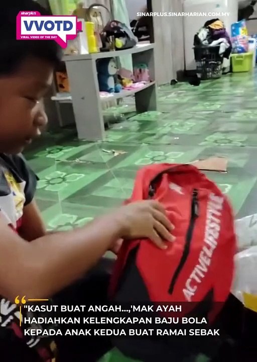 Terbaharu, si ayah yang juga pemilik TikTok @pokmungchannel meraikan anak keduanya itu dengan menghadiahkan kelengkapan baju bola