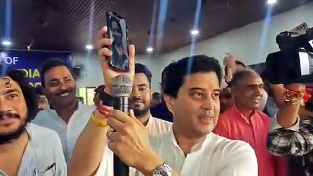 ज्योतिरादित्य सिंधिया ने ओलंपिक मेडलिस्ट मनु भाकर से वीडियो कॉल पर की बात