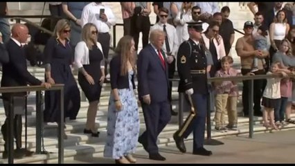 Trump ricorda i caduti nel ritiro da Kabul al cimitero di Arlington