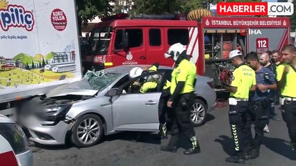 Kadıköy'de otomobil tavuk yüklü kamyonete çarptı: 1 yaralı