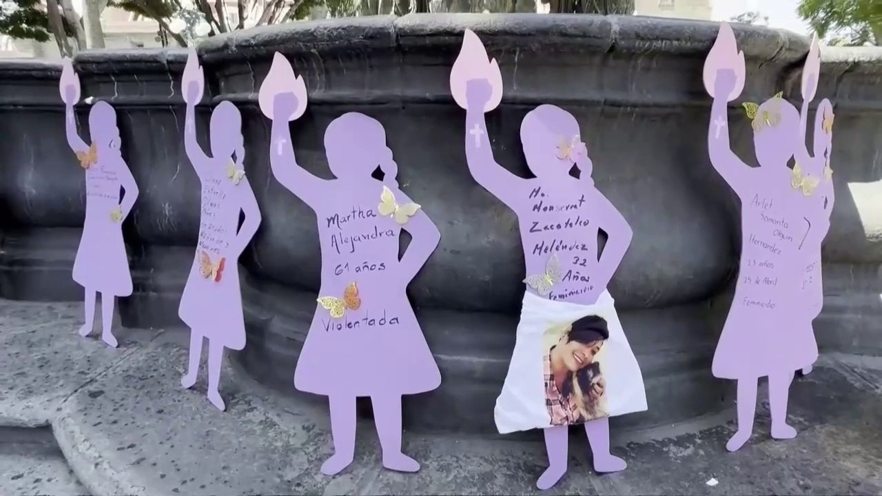 Padres y madres recuerdan a sus desaparecidas con siluetas de madera en centro de México