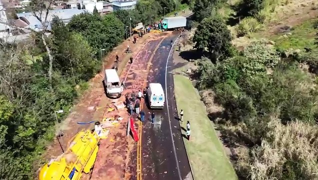 Acidente entre caminhões interdita rodovia e vítima fica presa a ferragens no Oeste de SC