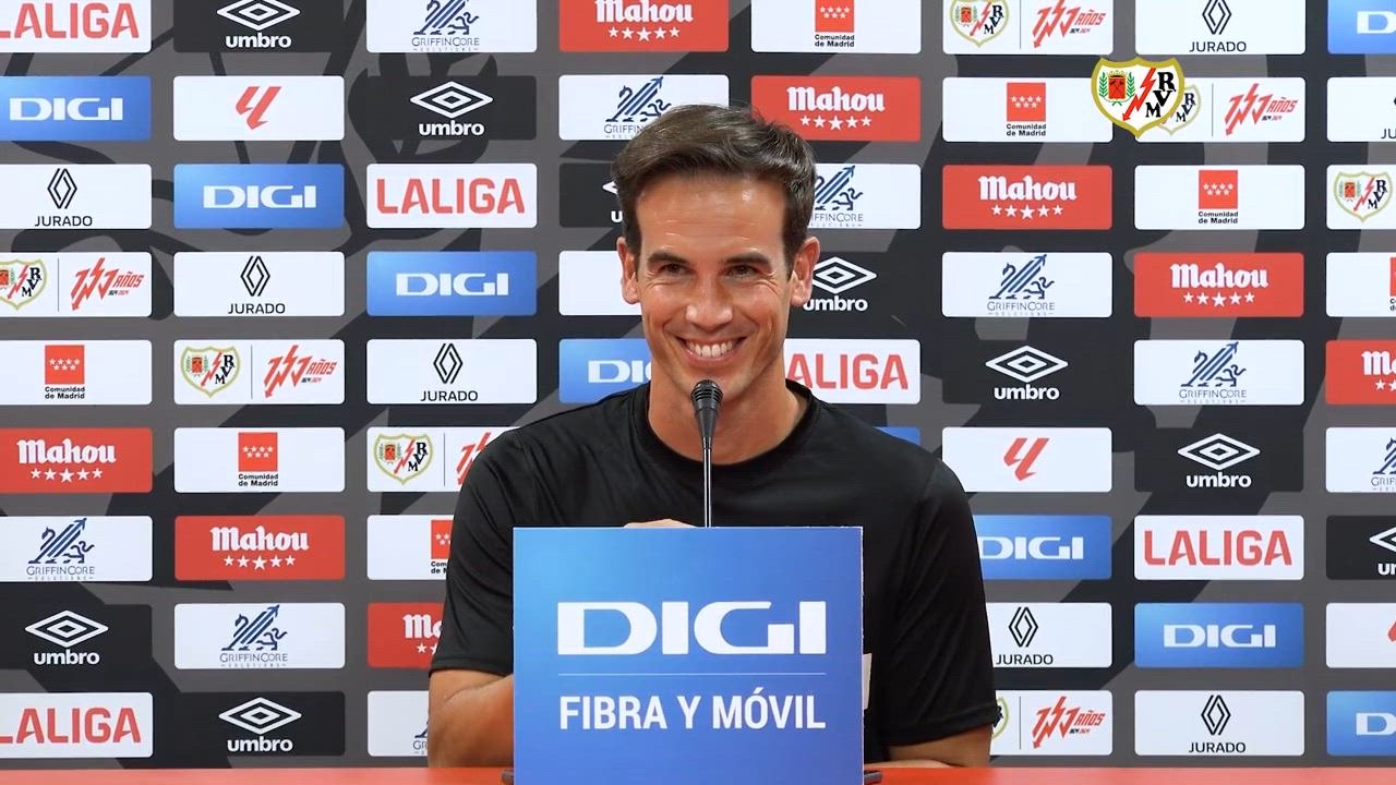 Rueda de prensa Íñigo Pérez en la previa del Rayo Vallecano-FC Barcelona