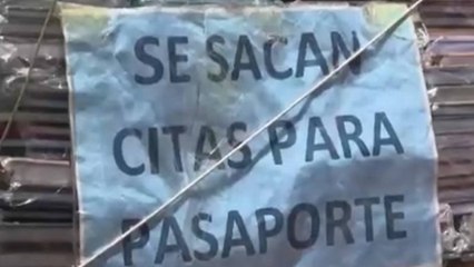 Video oculto que demuestra cómo actúan los ‘tramitadores’ para ofrecer citas de pasaportes a cambio de dinero