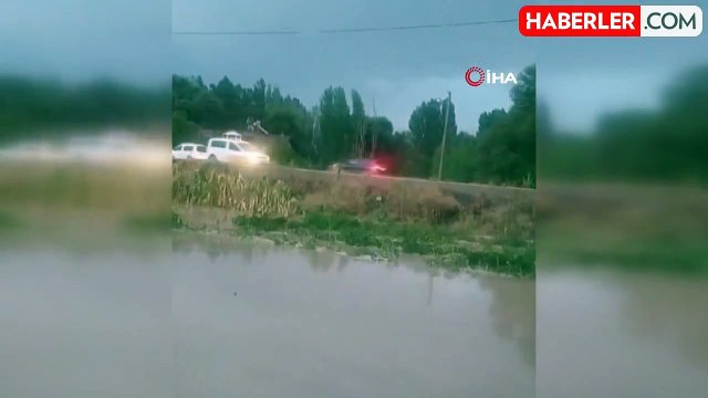 Sağanak yağış sonrası yollar göle döndü, karayolu ulaşıma kapandı
