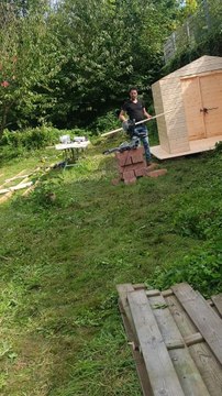 lundi 26 août 2024 je suis allé au chantier participatif organisé par l'association Entourage et divers autres associations au wake up café ☕ de Marcq-en-Barœul j'ai participé à la construction d'un poulailler une expérience très intéressante