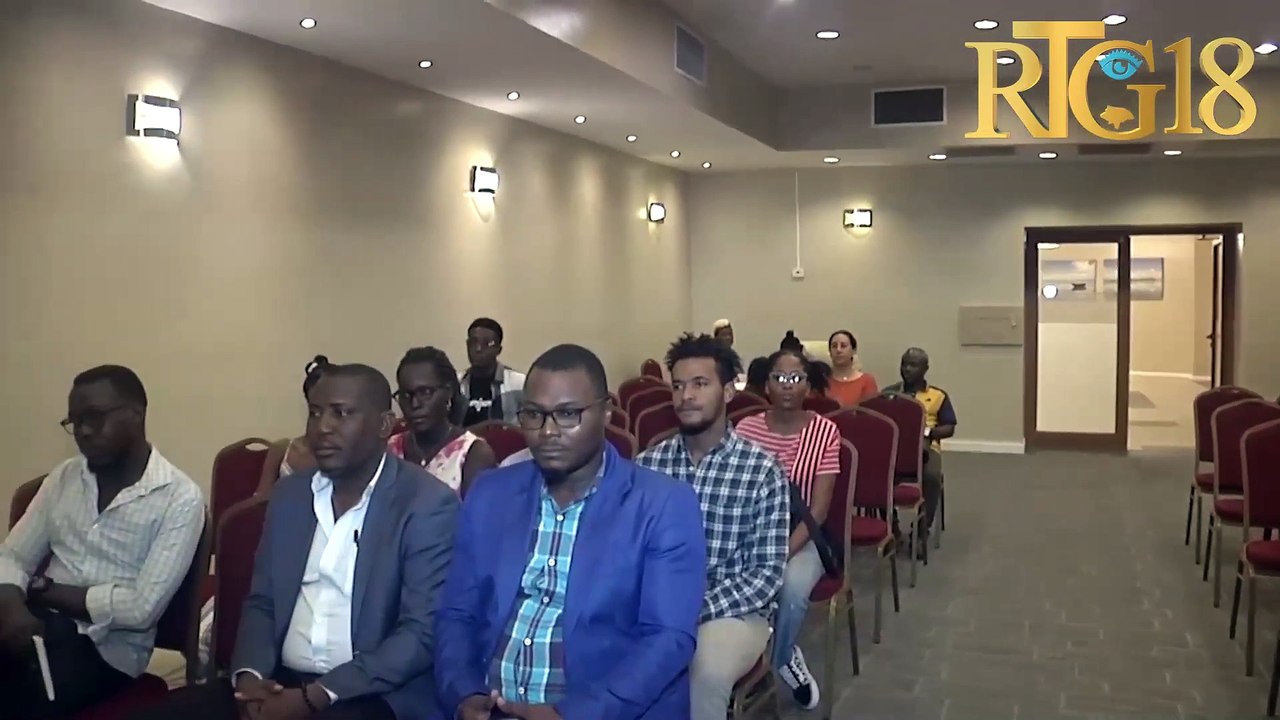 Vant siyati yon nouvo liv Dr.Claudy Jr. Pierre ekri sou pèsonèl sante ayisyen yo k'ap kite peyi a.