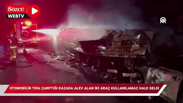 Balıkesir’de otomobilin tıra çarptığı kazada alev alan iki araç kullanılamaz hale geldi