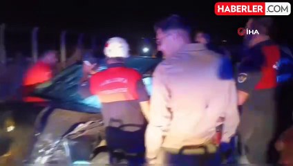 Otomobiller kafa kafaya çarpıştı: 3 yaralı