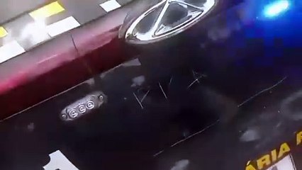 VÍDEO: Viatura da PRF é vandalizada durante manifestação de mototaxistas em Feira de Santana