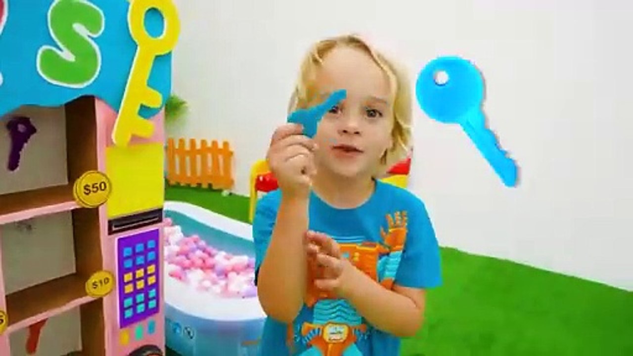Giant Cardboard House and other fun adventures for kids with Chris