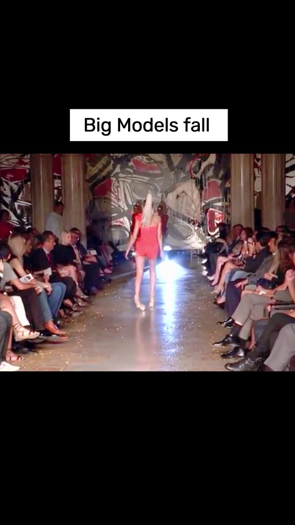 ⁣Top Fashion Models: The Funniest Runway Fails