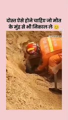 कौन कैसा है ये कहा पता चलता है ,जब लगती ठोकरें है तो हर इंसान समझ आता हैं'.     Abdul Rahman