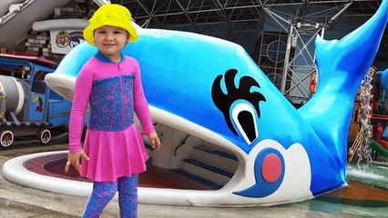 Roma and Diana playing at the WaterPark, Baby Shark Song