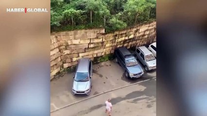 Rusya'da duvarın yıkılacağını anlayan adam arabasını böyle kurtardı