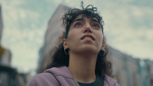Venedik’te prömiyer yapacak “Neredeyse Kesinlikle Yanlış”tan poster ve fragman yayında