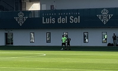 Ricardo Rodríguez conversa con Pellegrini