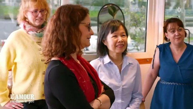 L'amour est dans le pré 2024 : Gillou discute avec les prétendantes de son ami Renaud / Une de ses prétendantes a tout prévu pour le séduire à la ferme.