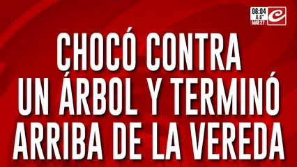 Chocó contra un árbol y terminó arriba de la vereda: fue trasladada herida a un hospital