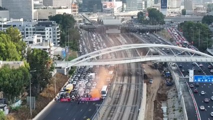 Crece la desesperación de las familias de los rehenes israelíes: cortan una autopista en Tel Aviv al grito de "Hay abandono"