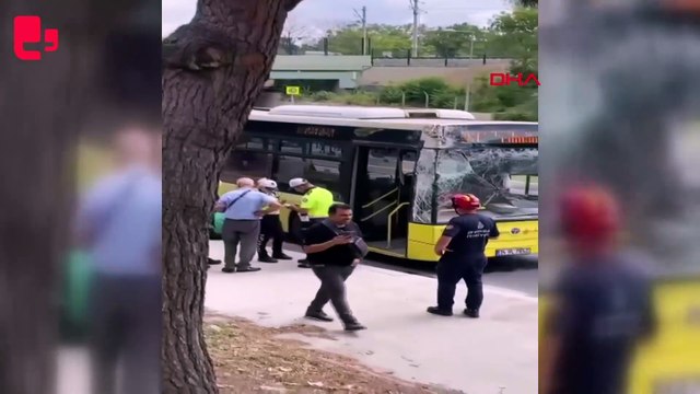 Bakırköy'de tır üst geçide çarptı, İETT otobüsünün üzerine devrildi