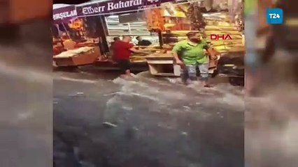 Taksim'de etkili olan sağanak yağmur vatandaşlara zor anlar yaşattı