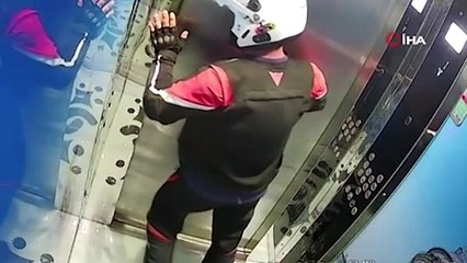 Esenyurt'ta motokurye rezaleti! Tuvaletini yaptığı asansörde mahsur kaldı