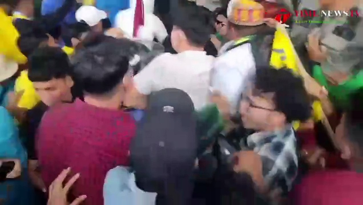 Aksi Demo Mahasiswa di Asahan Duduki Ruang Rapat Paripurna DPRD