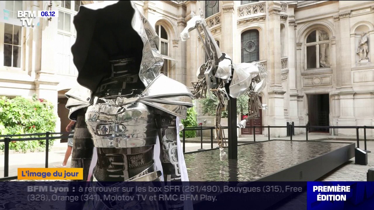 JO 2024: les visiteurs se pressent à Paris pour voir le cheval de la cérémonie d'ouverture