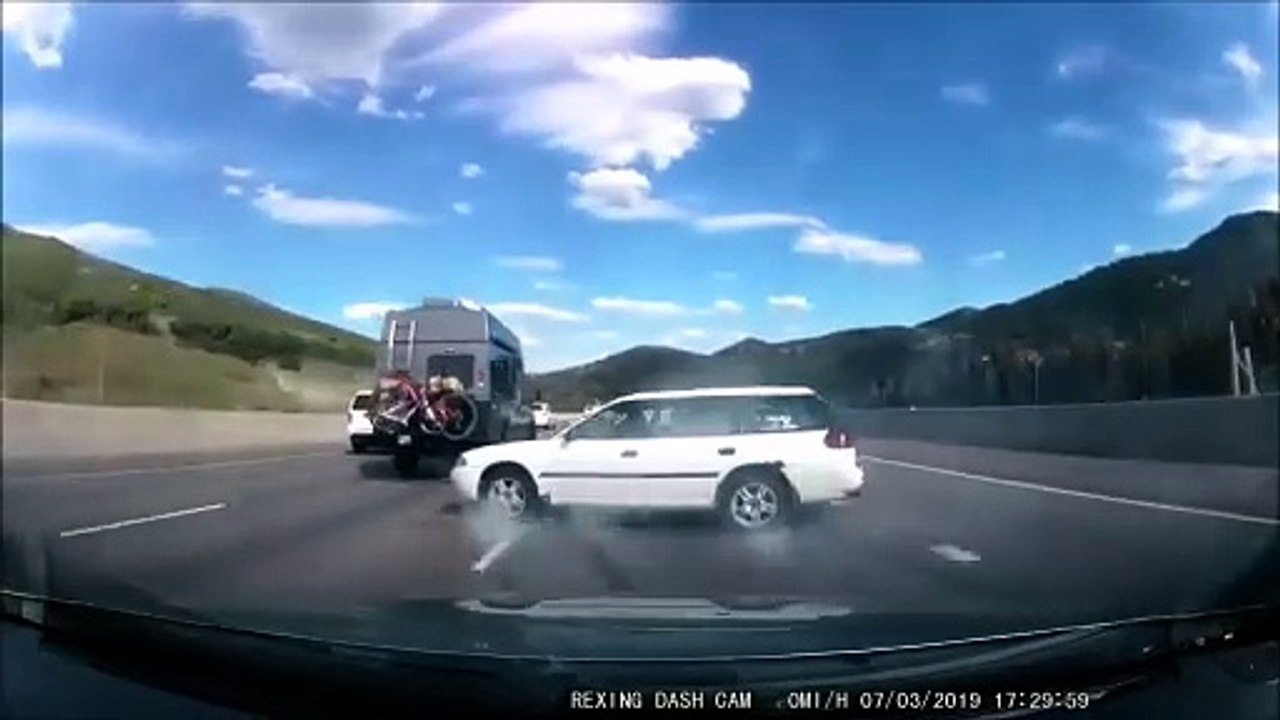 Ce conducteur réussi à éviter le pire sur l'autoroute après avoir perdu le contrôle de sa voiture