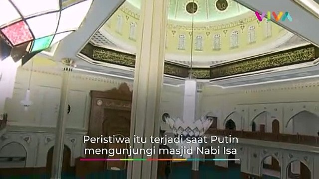 Momen Putin Cium Al-Quran Berlapis Emas